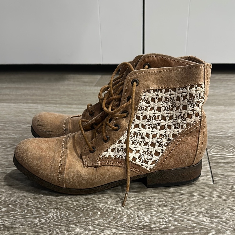 Women's Tan Lace-Up Ankle Boots